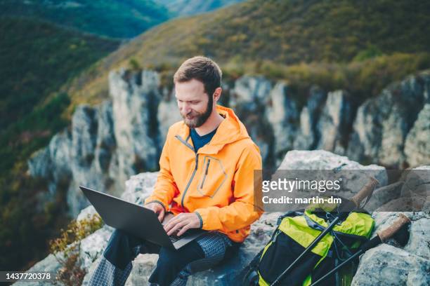 hiker resting on the mountain peak - wanderer pause stockfoto's en -beelden