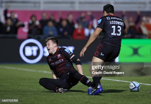 Nick Tompkins of Saracens celebrates after scoring their fourth try during the Gallagher Premiership Rugby match between Saracens and Sale Sharks at...