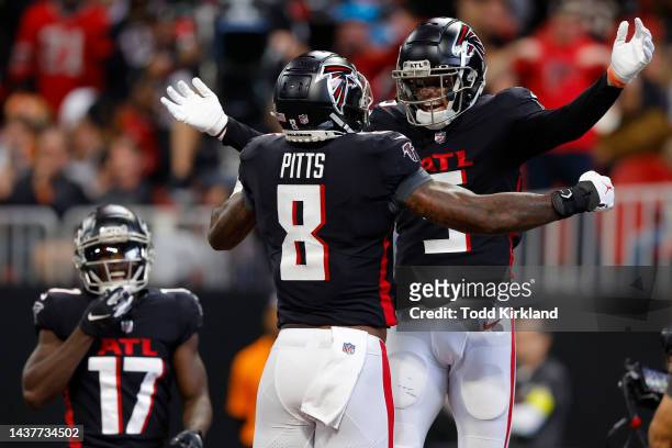 Kyle Pitts of the Atlanta Falcons celebrates a touchdown with Drake London of the Atlanta Falcons during the second quarter against the Carolina...