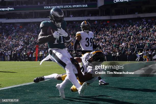 Brown of the Philadelphia Eagles catches a touchdown as Ahkello Witherspoon of the Pittsburgh Steelers defends in the second quarter at Lincoln...