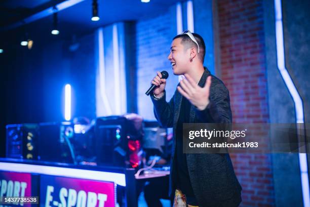 um apresentador de game show masculino está apresentando a competição. - apresentador de programa de jogo - fotografias e filmes do acervo