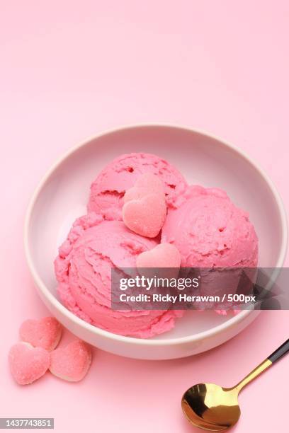 high angle view of ice cream in bowl on pink background - aardbeienijs stockfoto's en -beelden