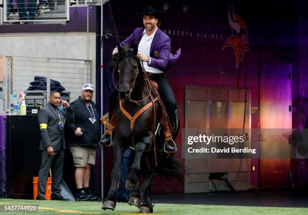 Jared Allen, former defensive end of the Minnesota Vikings, celebrates as he is inducted into the Vikings' Ring of Honor during halftime at U.S. Bank...