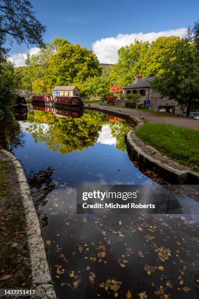 llangynidr lock on the monmouthshire and brecon canal - brecon beacons national park stock pictures, royalty-free photos & images