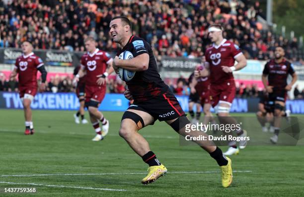 Ben Earl of Saracens breaks clear to score their third try during the Gallagher Premiership Rugby match between Saracens and Sale Sharks at the...
