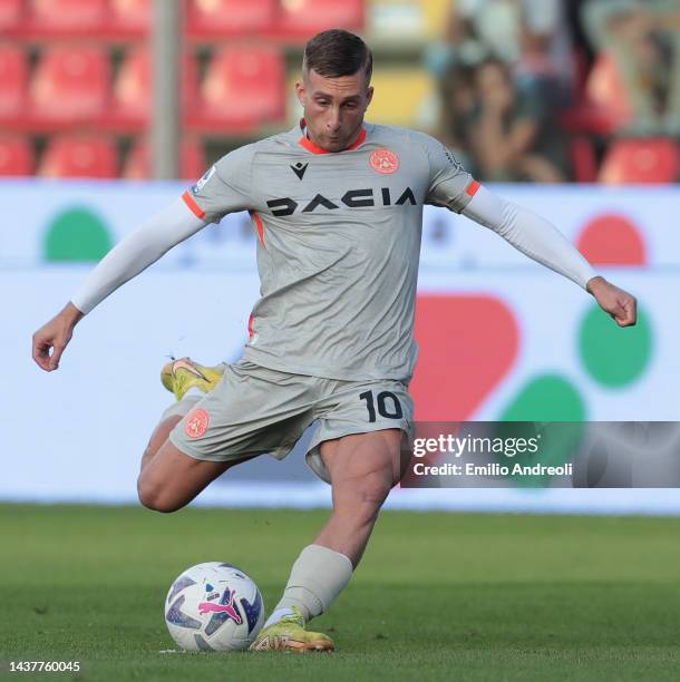 Gerard Deulofeu of Udinese Calcio kicks the ball during the Serie A match between US Cremonese and Udinese Calcio at Stadio Giovanni Zini on October...