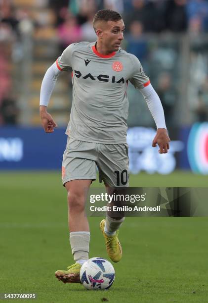 Gerard Deulofeu of Udinese Calcio in action during the Serie A match between US Cremonese and Udinese Calcio at Stadio Giovanni Zini on October 30,...
