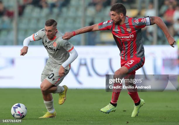 Gerard Deulofeu of Udinese Calcio is pulled by his shirt by Matteo Bianchetti of US Cremonese during the Serie A match between US Cremonese and...