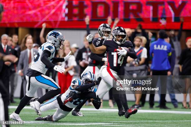 Damiere Byrd of the Atlanta Falcons breaks a Carolina Panthers tackle to score a touchdown during the fourth quarter at Mercedes-Benz Stadium on...