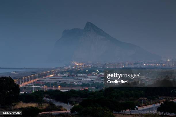 gibraltar and la linea de la conception at a foggy night (spain and gibraltar/ uk) - la linea de conception stock-fotos und bilder