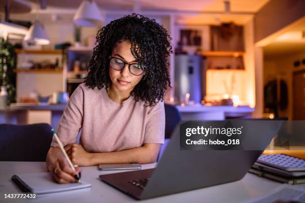 few more minutes and i am done for tonight. - rapariga no quarto tecnologia imagens e fotografias de stock