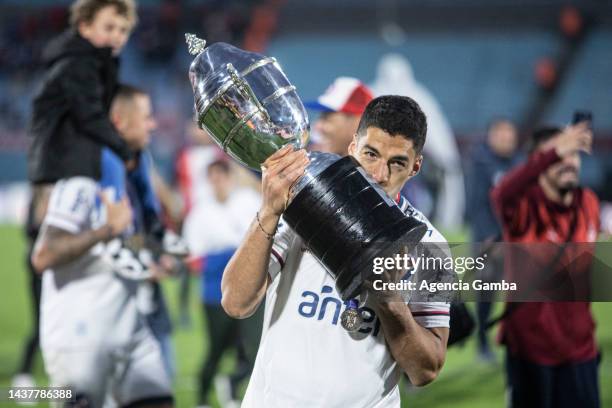 Luis Suarez of Nacional kisses the trophy of the Uruguayan Championship after the semi final match between Liverpool and Nacional at Centenario...