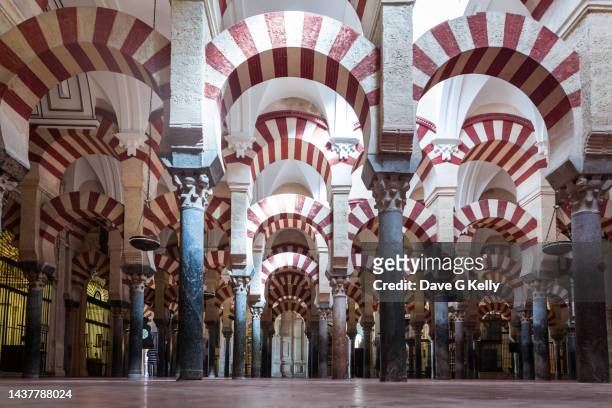 cordoba mosque columns - la mezquita stock-fotos und bilder