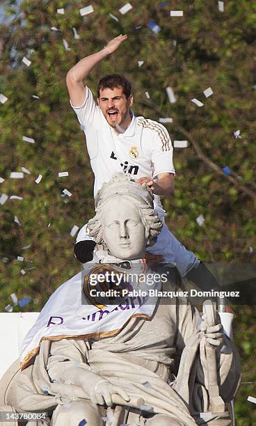 Iker Casillas of Real Madrid ties a banner around a statue in Plaza de Cibeles on May 3 in Madrid, Spain. Real Madrid are celebrating after winning...