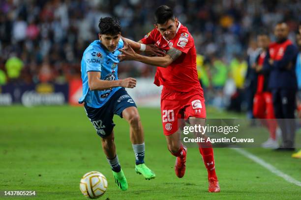 Kevin Alvarez of Pachuca fights for the ball with Jorge Rodríguez of Toluca goalkeeper of Toluca during the final second leg match between Toluca and...