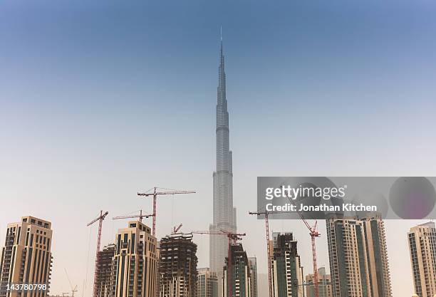 burj khalifa against a building site - burj khalifa dubai stock pictures, royalty-free photos & images