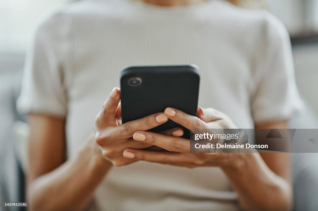 Home Frau Hände, Social Media und Telefonkontakt, Kommunikation und Smartphone-Technologie im Wohnzimmer. Nahaufnahme mobile App Multimedia, Lesen von Internet-Fake-News online und 5G-Web-Social-Networking