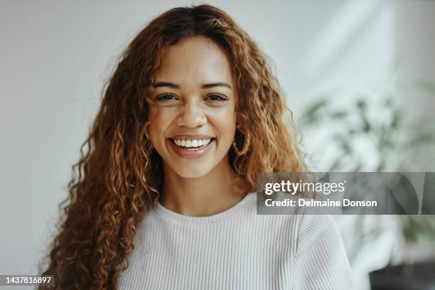 portrait de femme d’affaires, de gestionnaire ou de ressources humaines pour la réussite professionnelle, l’entreprise que nous embauchons ou l’emploi et l’opportunité de travail. entrepreneur ou employé rh d’entreprise visage heureux pour un - profil photos et images de collection
