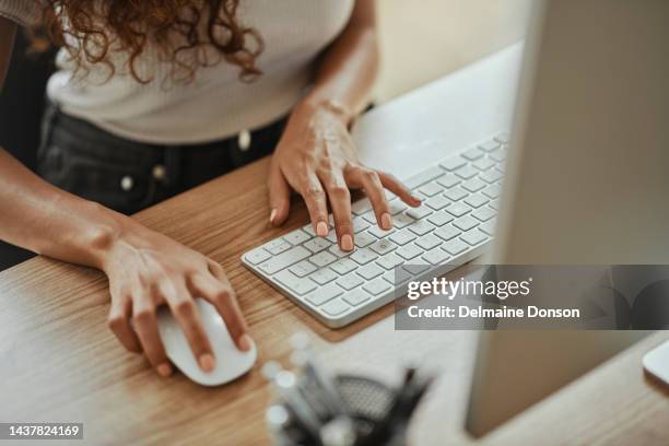 mains de femme d’affaires, souris d’ordinateur et clavier tapant des courriels, recherche en ligne sur internet et marketing numérique à la table de bureau. chercheur en gros plan au niveau de l’ordinateur de bureau, de la technologie et de la conn - site internet photos et images de collection