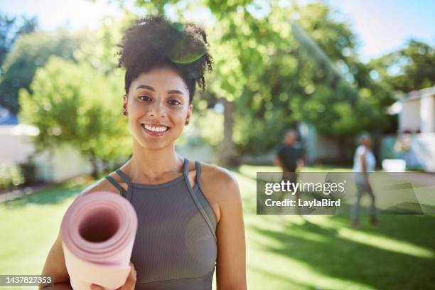 yoga, tapis de yoga et femme noire, fitness en plein air et motivation d’exercice pour un mode de vie actif en portrait heureux. jeune afro-américain, sourire et pilates, musculation et entraînement dans la nature. - yoga pose photos et images de collection