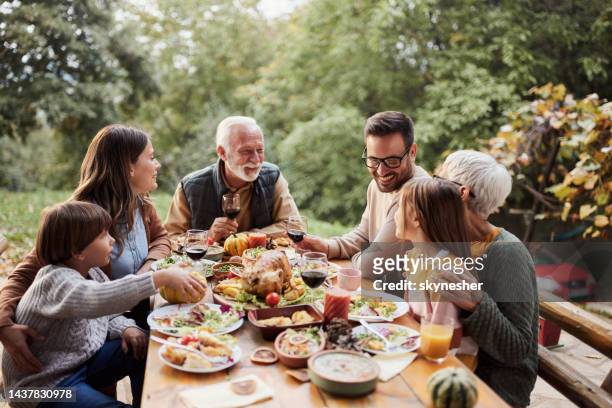 família feliz de várias gerações curtindo o almoço em um terraço. - família de várias gerações - fotografias e filmes do acervo