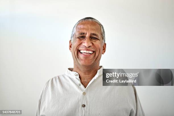 uomo anziano, ritratto sorriso e denti in odontoiatria, pensione e benessere su uno sfondo grigio dello studio. anziano maschio dentato in pensione sorridente per il trattamento orale, della bocca o delle gengive - portrait white background male foto e immagini stock