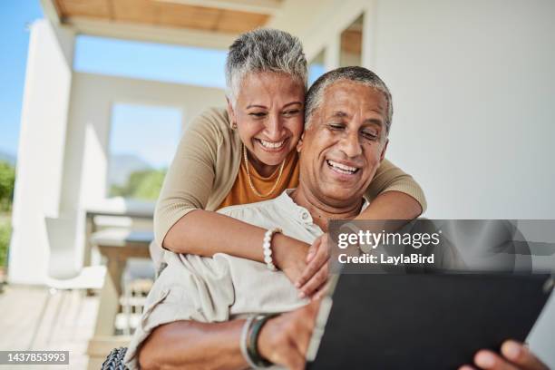 tablet, retirement and senior couple on outdoor patio reading website for online quote, wealth and asset management research. elderly, senior people happy with digital app life insurance information - lealdade imagens e fotografias de stock