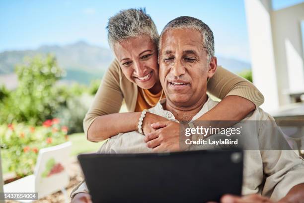 familie, digitales tablet und videoanruf mit älteren paaren umarmen, entspannen und sich auf einer terrasse verbinden, glücklich, fröhlich und liebevoll. paar, glückliche familie und online-gespräch mit älteren männern und frauen im freien - tablet paar sommer stock-fotos und bilder