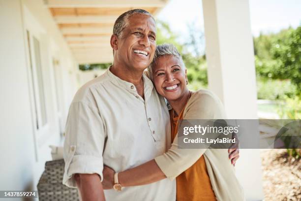 abbraccio, relax e coppia senior in giardino con amore, sorriso e felicità in pensione insieme a casa loro. uomo e donna anziani felici e amorevoli che abbracciano con vista nel cortile della loro casa - african travel smile foto e immagini stock