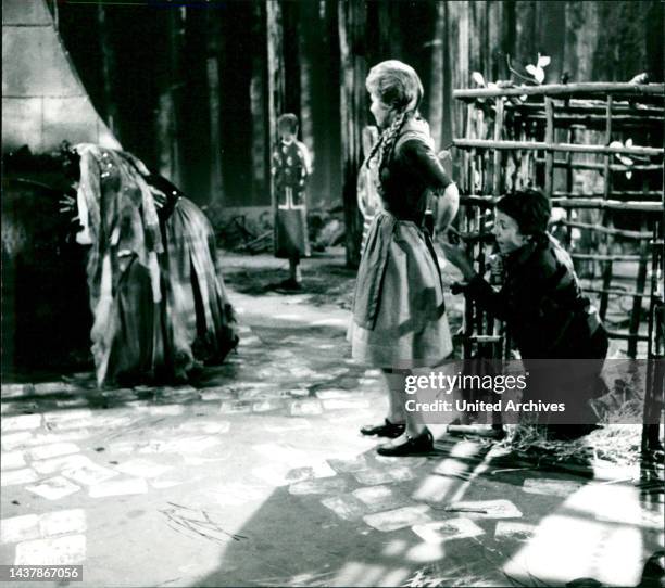 Hänsel und Gretel - Gretel sollte in den Backofen kriechen und nach den Lebkuchen sehen. Sie stellte sich dumm und meinte, man müsse ihr das...