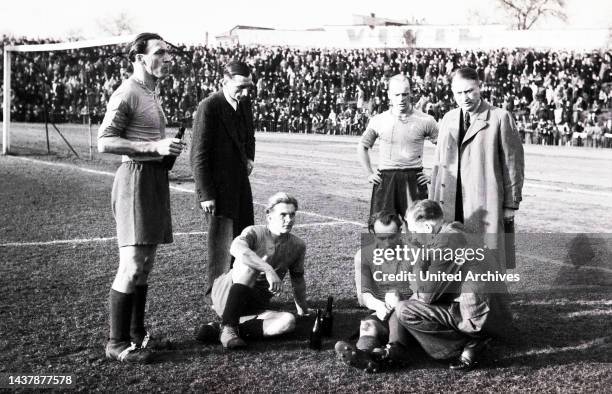 Szene aus dem Fußballspiel VfL Osnabrück - Union Oberschöneweide im Poststadion in Berlin, Deutschland 1948.