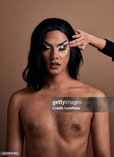 belleza lgbtq, drag queen modelo masculino con maquillaje, cosméticos o ayuda a aplicar producto facial para la campaña de orgullo. sombra de ojos creativa, individualidad y hombre gay empoderado con libertad de expresión en su estilo de vida - crossdressing party fotografías e imágenes de stock