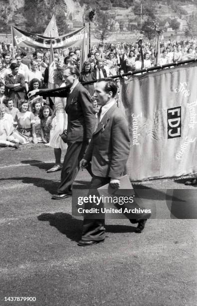 Erich Honecker, Gründer und Vorsitzender der FDJ, beim Pfingsttreffen der FDJ in Meissen, Deutschland 1947.