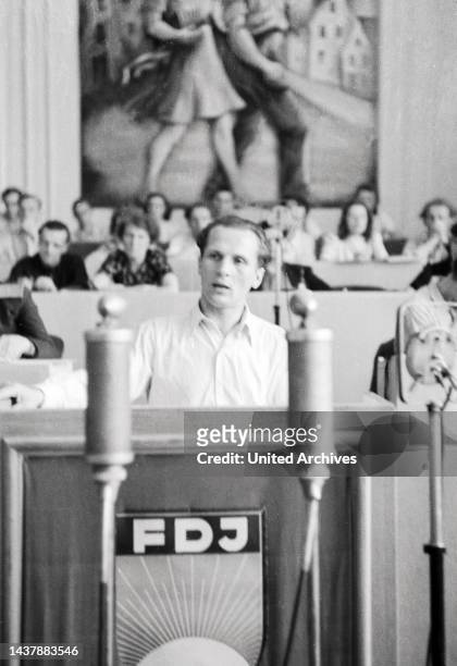 Erich Honecker hält eine Rede beim Pfingsttreffen und 2. Parlament der FDJ in Meissen, Deutschland 1947.
