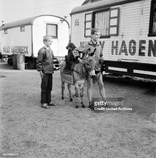 Original-Bildunterschrift: Brandt-Kinder besuchten den Zirkus Hagenbeck - Heute nachmmittag waren die Kinder von Willy Brandt, Peter und Lars, im...