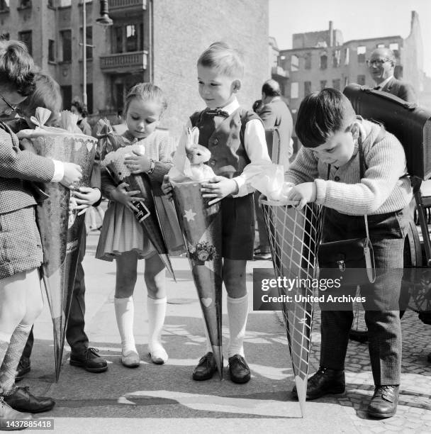 Original-Bildunterschrift: Der Ernst des Lebens begann heute für die vielen kleinen ABC-Schützen mit einer wunderschönen bunten Schultüte, die in...