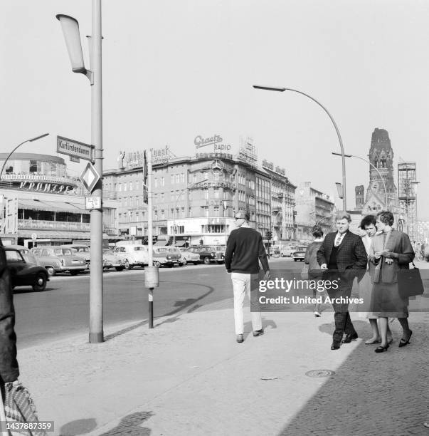 Passanten auf dem Kurfürstendamm in Berlin, Deutschland 1961.