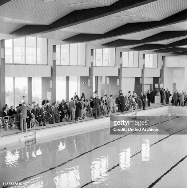 Original-Bildunterschrift: Heute Einweihung des modernen Hallenschwimmbad in Wilmersdorf - Heute morgen fand die Einweihung eines der modernsten...