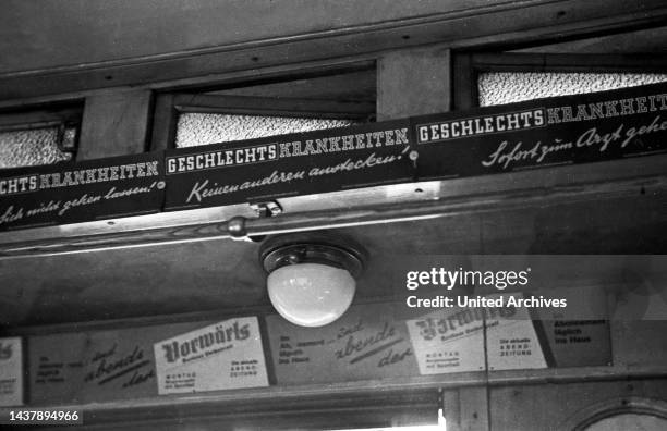 Der Zentralverwaltung für Gesundheitswesen warnt vor der Entstehung und Verbreitung von Geschlechtskrankheiten und Diphtherie mit Plakaten und...