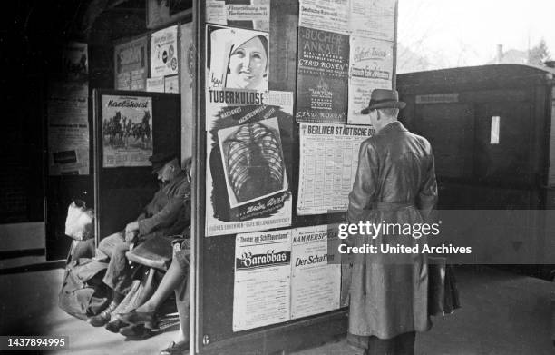 Der Zentralverwaltung für Gesundheitswesen warnt vor der Entstehung und Verbreitung von Geschlechtskrankheiten und Diphtherie mit Plakaten und...