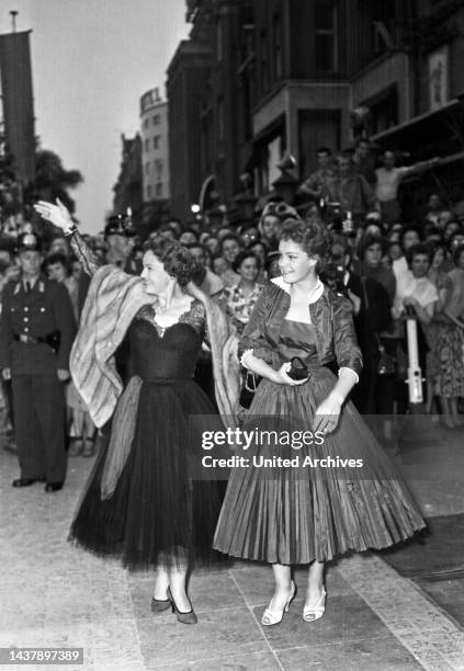 Eröffnung der Film-Festspiele - Original-Bildunterschrift: Unser Bild zeigt: Magda Schneider mit Tochter Romy treffen zur Eröffnung vor der...