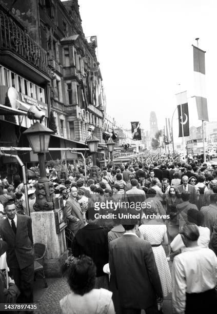Eröffnung der Film-Festspiele - Original-Bildunterschrift: Unser Bild zeigt: eine unübersehbare Menschenmenge hatte sich auf dem Kurfürstendamm...