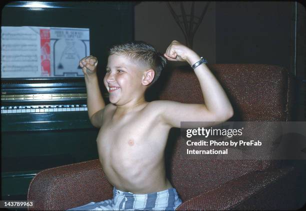 muscle boy - flexionar los músculos fotografías e imágenes de stock