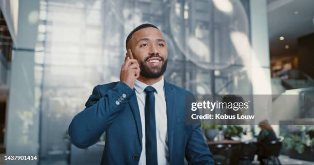 uomo d'affari finanziario, telefonata e networking con il cliente nella reception dell'hotel, nella lounge dell'aeroporto o nel moderno edificio per uffici. sorridere, lavoratore felice e parlante sulla tecnologia mobile per l'affare di vendita commerciale - african travel smile foto e immagini stock