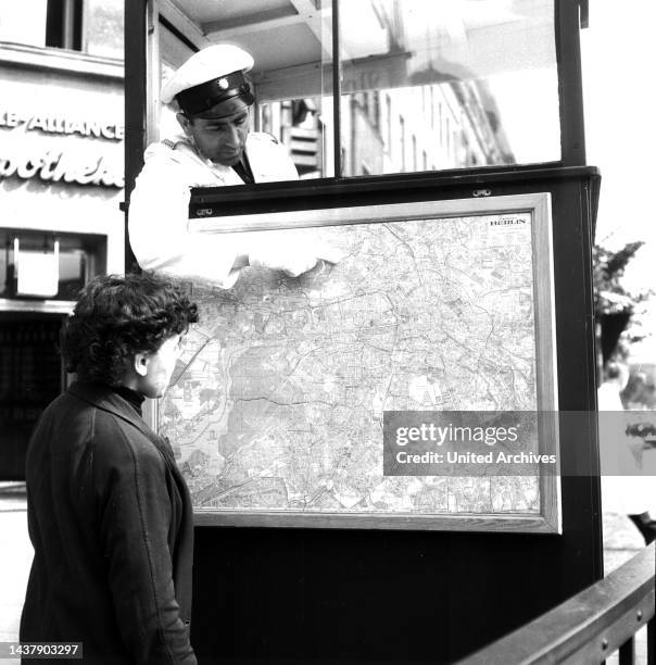 Original-Bildunterschrift: Eine gute Idee der Berliner Verkehrspolizei ist das Aushängen eines Berliner Stadtplanes an der Verkehrskanzel...