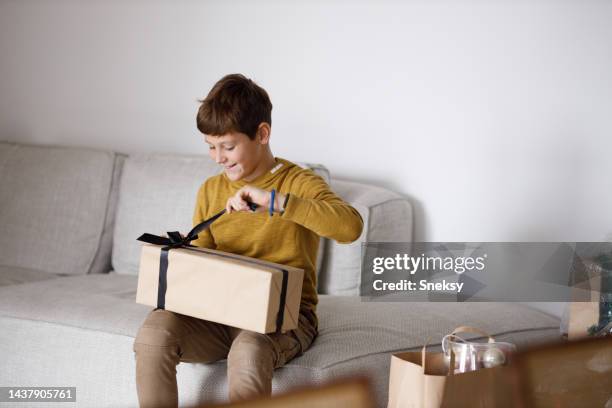 little boy opening christmas present - boy in a box stockfoto's en -beelden