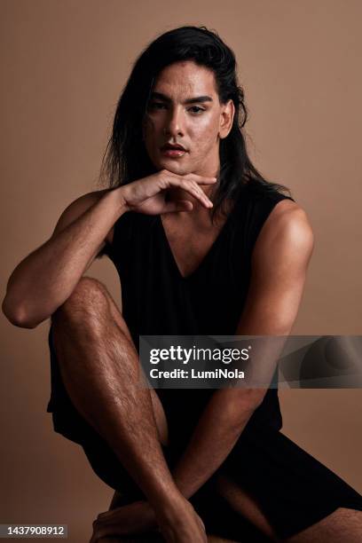 männliches model und lgbtq für mode, kosmetik und haut auf dem hocker für psychische gesundheit. kleid, kleidung und gesicht für lgbt, porträt, traurig oder depressiv vor studiohintergrund - male model stock-fotos und bilder