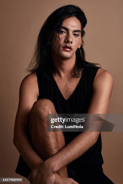 modelo masculino, maquillaje y modelo de belleza del orgullo gay lgbt sintiéndose hermosa contra fondo marrón. diva, persona queer posando por orgullo, glamour, moda y cosmética - queer fotografías e imágenes de stock