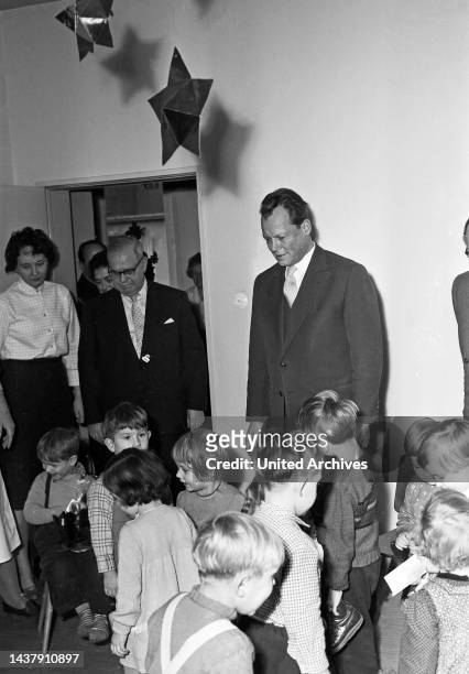 Original-Bildunterschrift: Der Regierende kam als Nikolaus - Bereits einen Tag früher bescherte der Regierende Bürgermeister Willy Brandt heute zum...