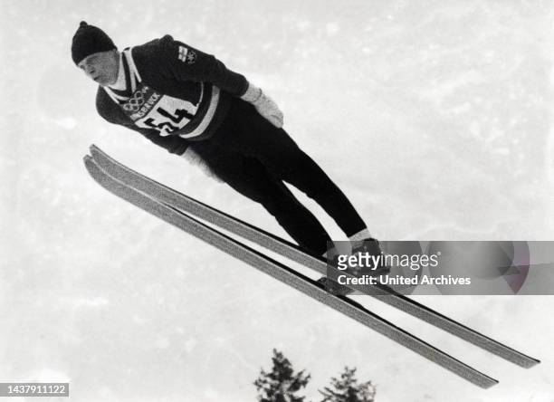 Original-Bildunterschrift: Winterolympiade 1964 in Innsbruck - Spezialsprunglauf Kleine-Schanze in Seefeld, hier: Sieger und Goldmedaillengewinner...